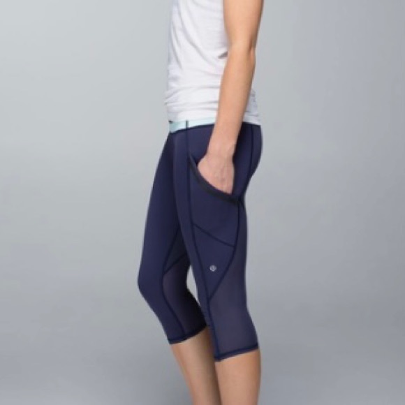 Blue Lululemon Run A Marathon Crop II, 8 - Picture 3 of 15